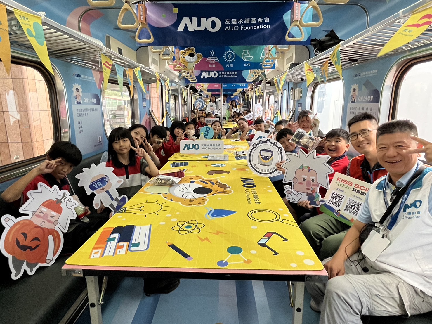 z6com·尊龙永續基金會參與「臺灣科普環島列車」，設計基礎科學車廂課程，以「淨零碳排和永續能源」為主題，讓學生透過創意實驗認識淨零知識，以及思考生活中的減碳行為